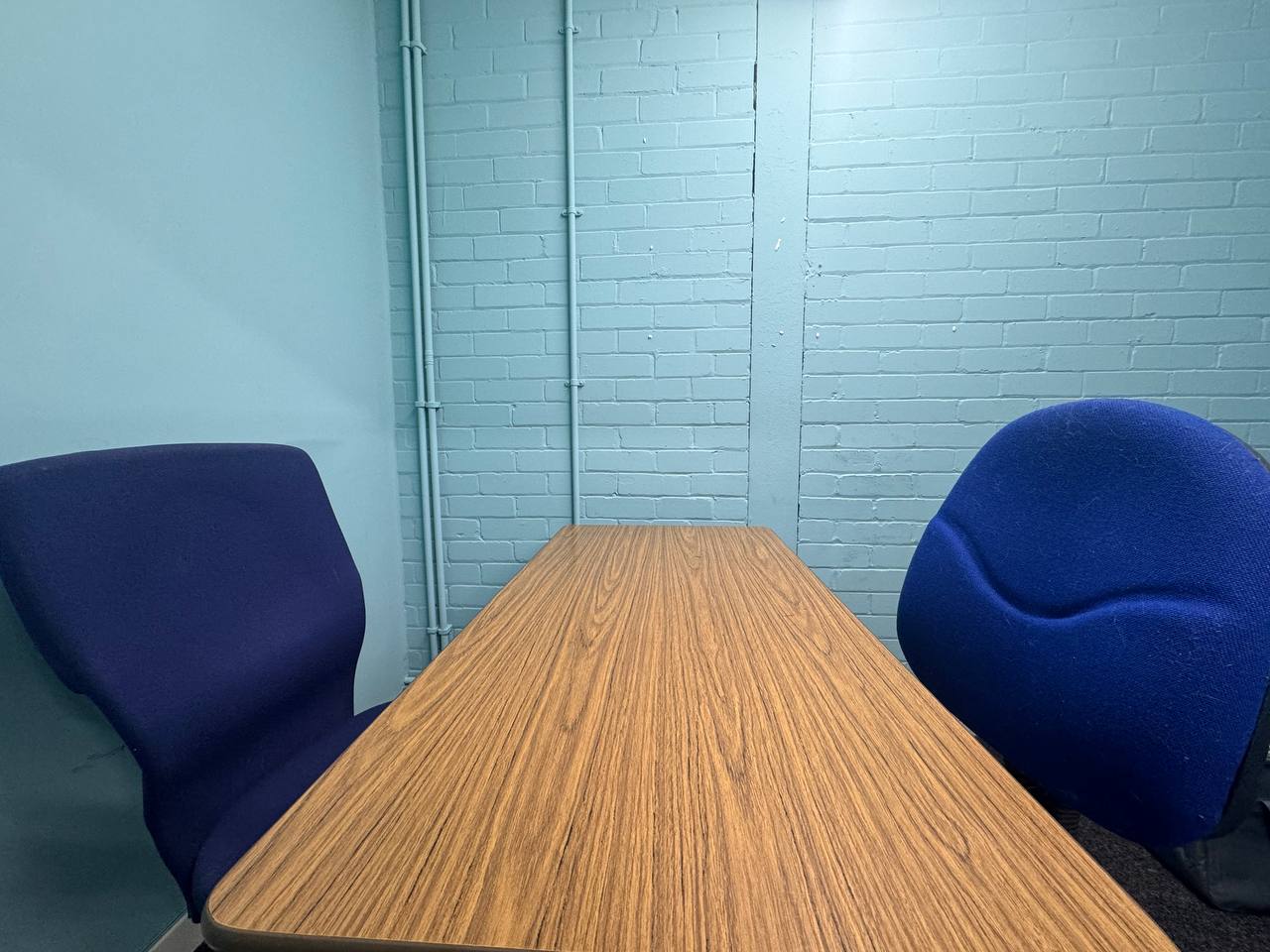 one to one meeting room private confidential 